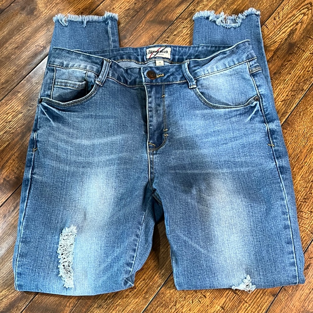 SKINNY JEANS 👖 BY DENIM BLVD WITH FRAYED HEM & DECONSTRUCTED LEGS!